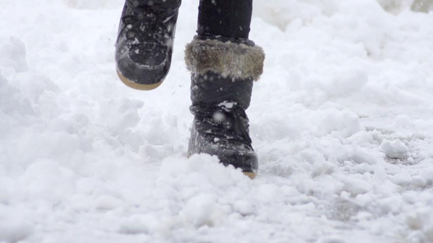 女人梦见在积雪中行走很滑