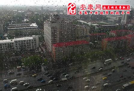 梦到下大雨发大水是什么意思