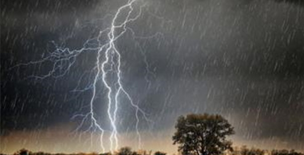 梦见下雨满地都是雨水