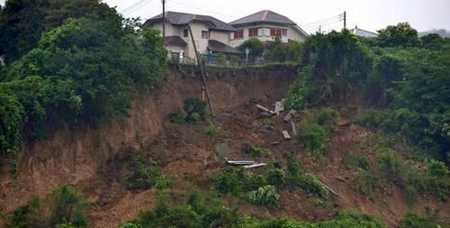 梦见泥石流山滑坡逃跑