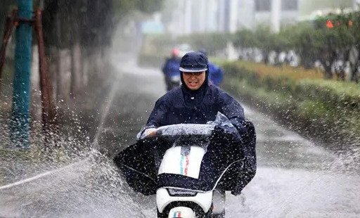 女人梦见下大雨是什么预兆图3