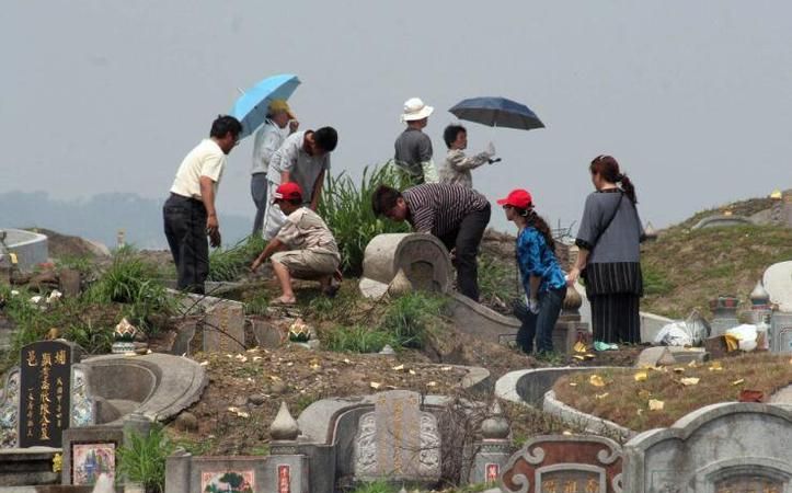 梦见给别人去上坟是什么意思