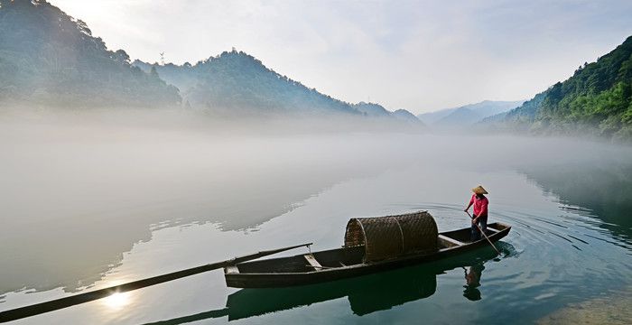 梦见自己从水里使劲往岸上爬图1