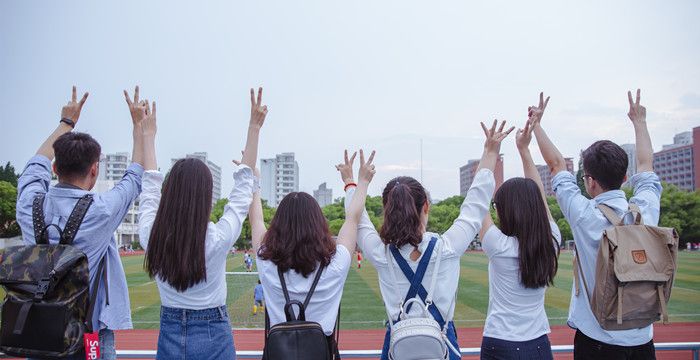 梦见和别人爬楼梯是什么意思，梦见带同学回家避雨是什么意思图2