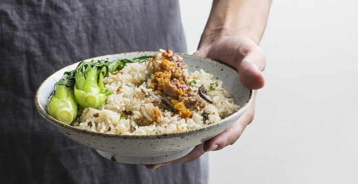 梦见打饭菜却倒在别人身上吃，梦见我把饭倒在别人头上有什么预兆图1