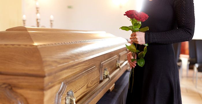 梦见死了的人抬进我家里，梦见抬死去的人把腰扭了什么意思图1