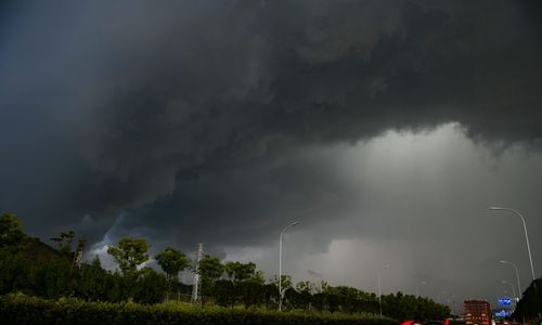 梦见乌云密布暴风雨即将来临