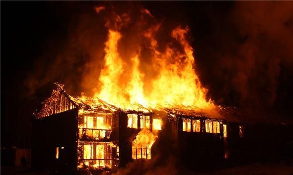 梦见学校着大火了逃出来了