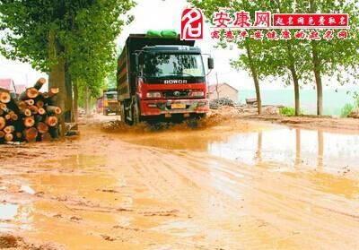 梦见雨水很大路面成河了开车在水中行驶