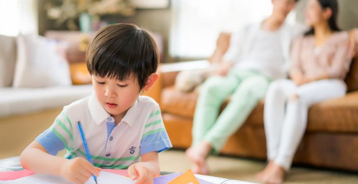 梦见漂亮的小男孩跟着我，梦见一个小男孩非要跟着我走是什么意思图1