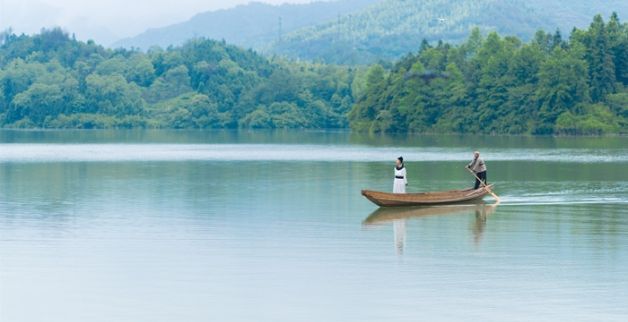 梦见路前面有一条河，女人梦见前面一条大河过不去图2