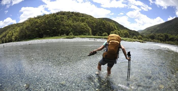 梦见趟水前行，梦见黄泥水是什么意思啊图2