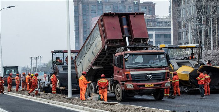 梦见铺路面是什么意思，梦见自己铺路的预兆是什么图1