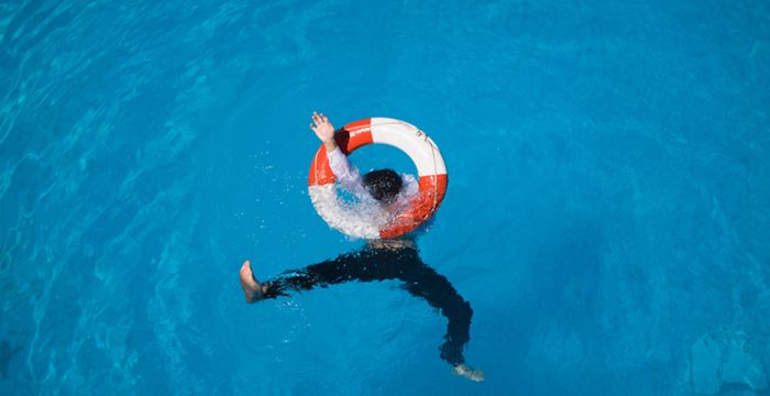 女人梦见别人掉进水里淹死了图1