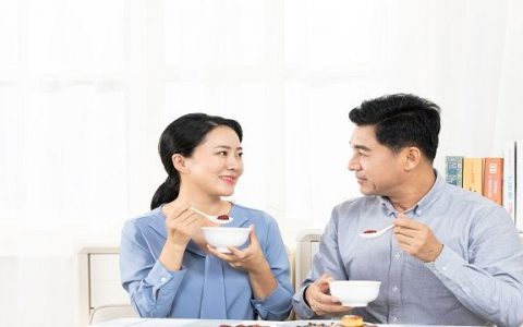 女人梦见和陌生人吃饭，梦见和陌生人吃饭是什么预兆