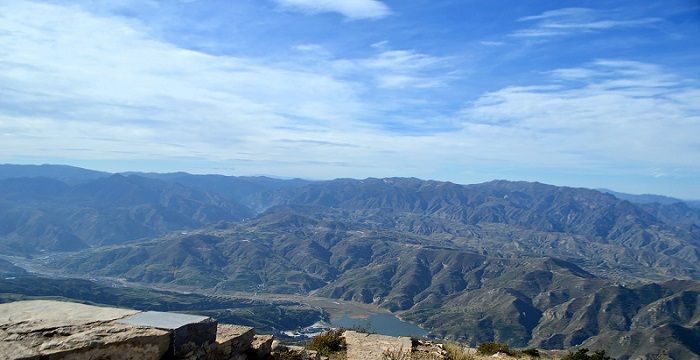 梦见翻山越岭，梦见自己攀山越岭什么意思图2