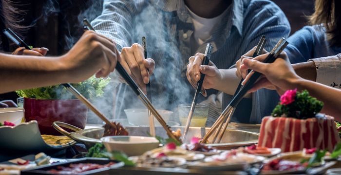 女人梦见和死人一起吃饭说话，梦见和死人一起吃饭聊天是什么意思图1