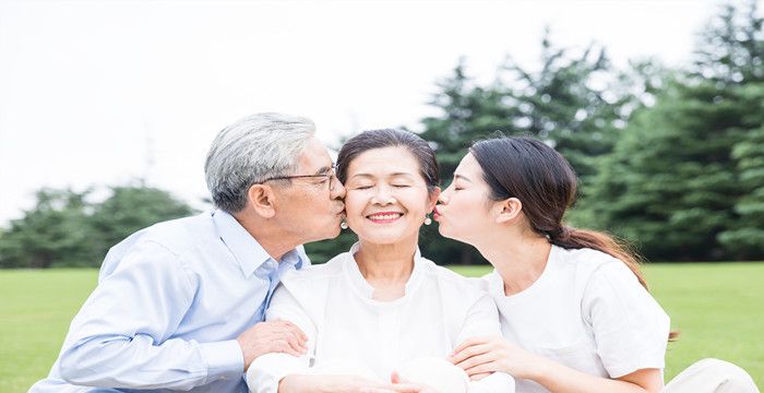 梦见喜欢的人主动吻我，梦见自己喜欢的人吻我的预兆是什么图2