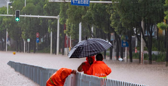 梦见别人掉水里了是什么意思，梦见别人掉水里又自己出来了图1