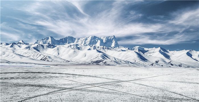 梦见在厚厚的雪里行走，梦见雪地行走雪很厚什么意思啊图1