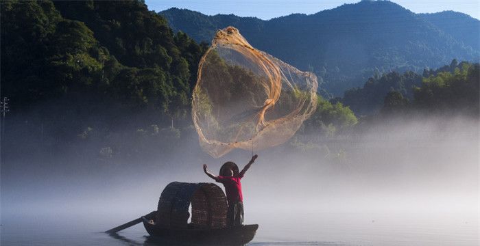 梦见自己撒网捕到活鱼，梦见自己撒网捕鱼是什么预兆图2