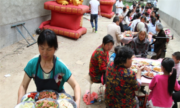 梦见酒席很多人在吃饭，梦见摆酒席好多人吃饭自己没有坐席图5