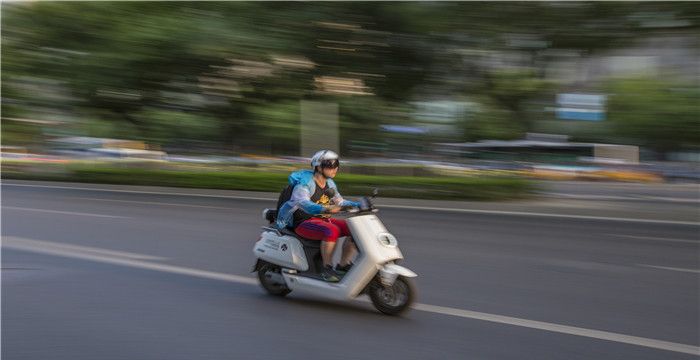 女人梦到骑电动车上坡，梦见骑电动车上陡坡上不去图1