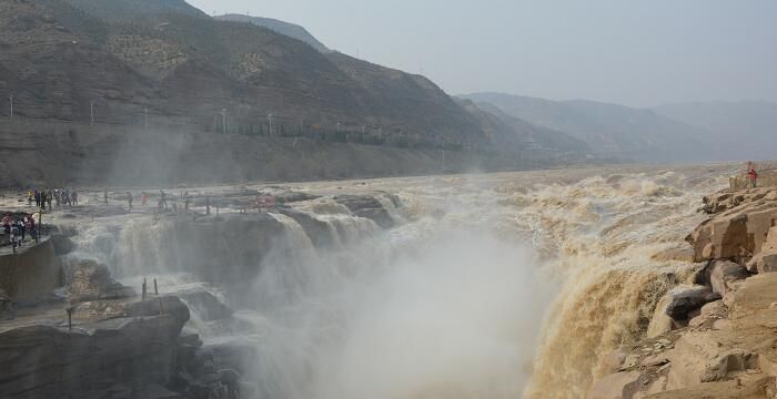 女人梦到泥石流和洪水，梦见泥石流暴雨什么意思图2