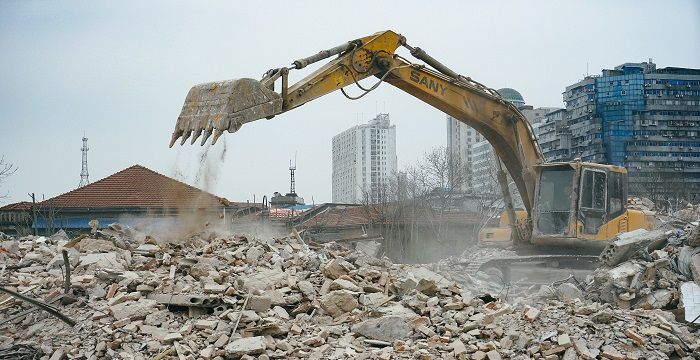 梦见拆房子什么意思，女人梦到自己家拆房子图2