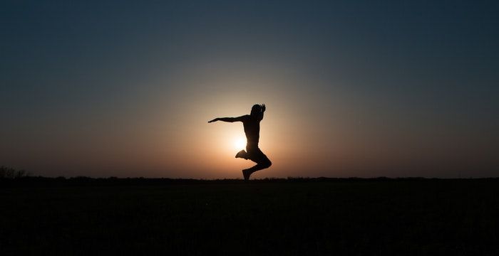 做梦从高处往下跳是什么意思，梦见女人从高处往下跳是预兆图1