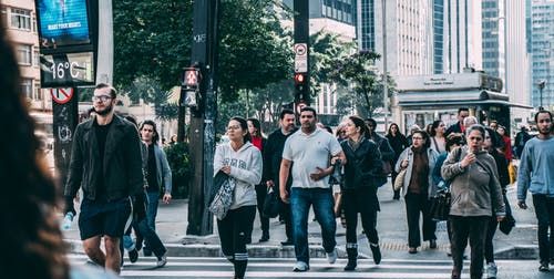 女人梦见自己当别人面拉屎，女人梦见在人面前拉屎什么意思图1