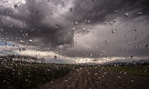 女人梦见下大雨被淋湿什么意思，女人梦见下大雨被淋湿是什么意思图1