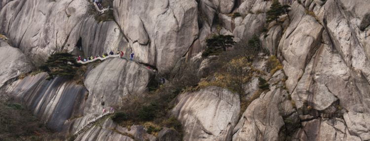 梦见山体滑坡顺利逃脱是什么意思图2