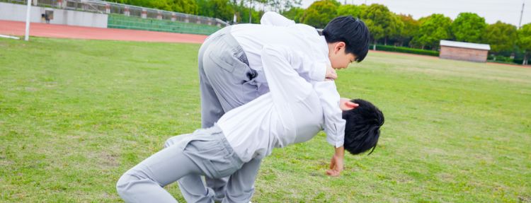 梦见跟人打架什么意思，梦见和别人打架意味着什么图1