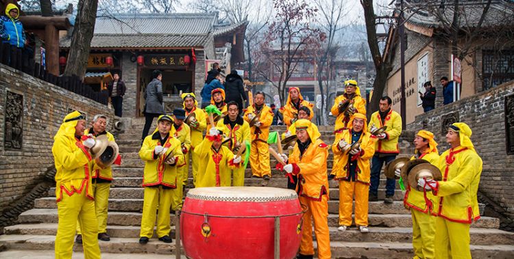 梦见敲锣打鼓的队伍什么意思，梦见敲锣打鼓在家门口是什么征兆图1